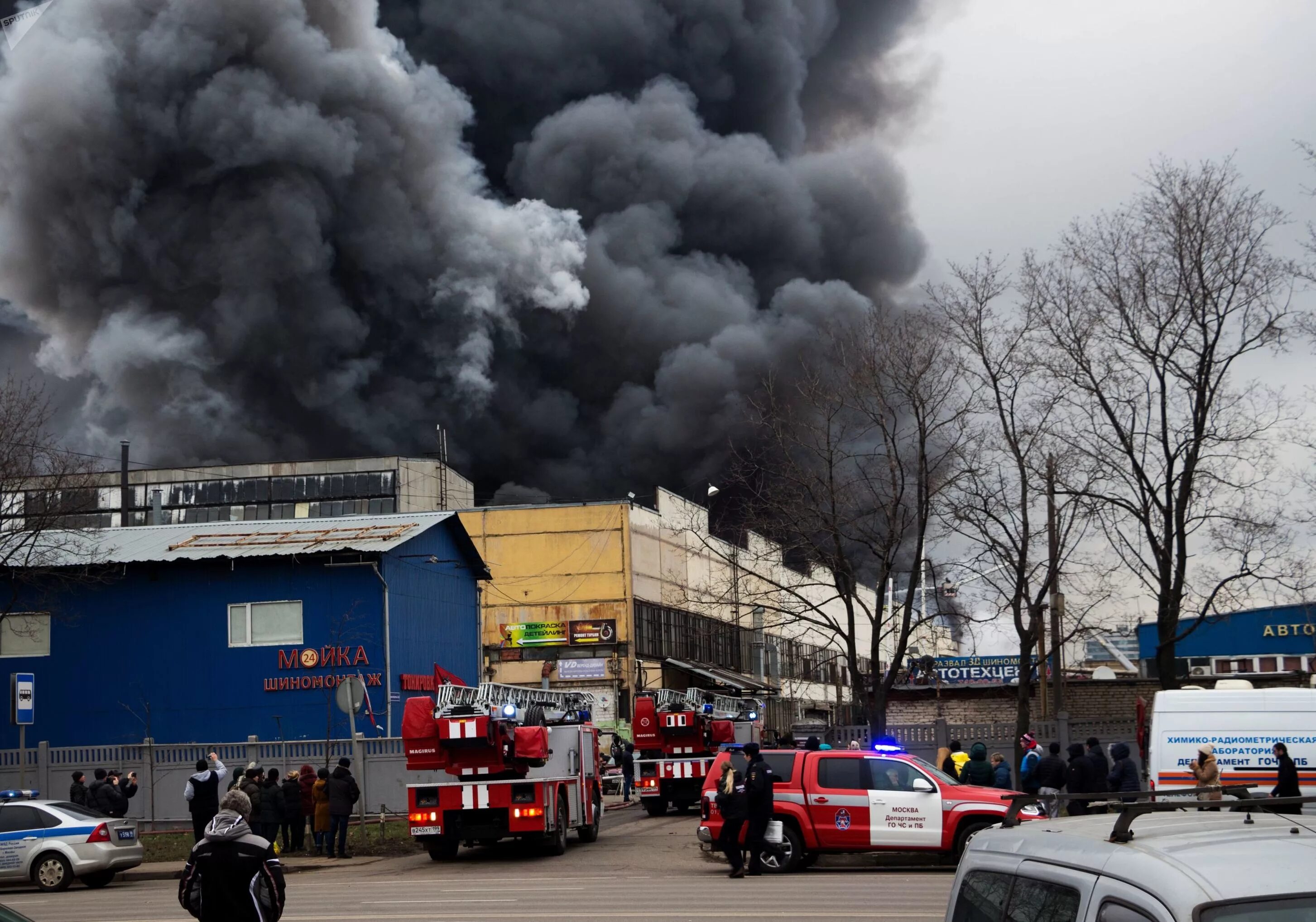 Пожар в Москве сейчас 1 час назад. Пожар на складе. Пожар на складе на юге Москвы. Сегодняшний пожар в Москве.