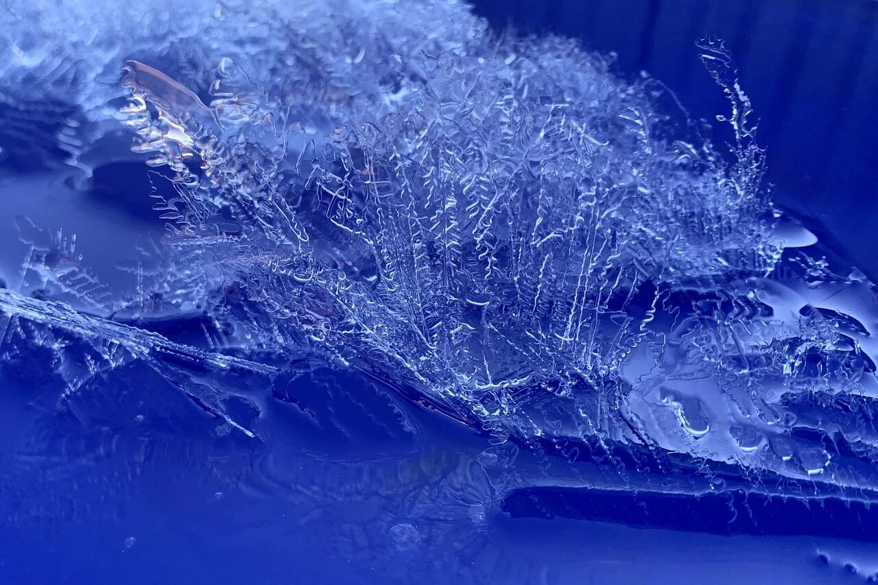 снежная глыба. плотный холод. ледяной холод. ледяной фон. кубики льда.