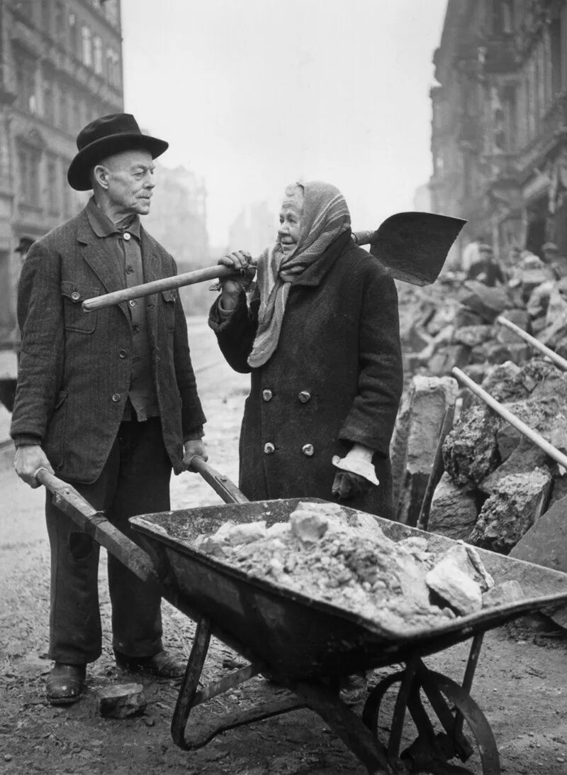 Помощь германии после войны. Бомбардировка Дрездена 1945 жертвы. Дрезден бомбардировка 1945. Восстановление Дрездена 1945. Бомбардировка Дрездена 13 февраля 1945 года.