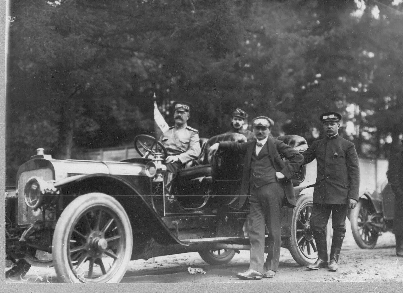 Первый автомобиль в москве. Руссо-Балт 1910. Автомобили 1915 года завода «Руссо-Балт". Автомобиль Руссо-Балт 1911. Машина Руссо Балт 1912 года.