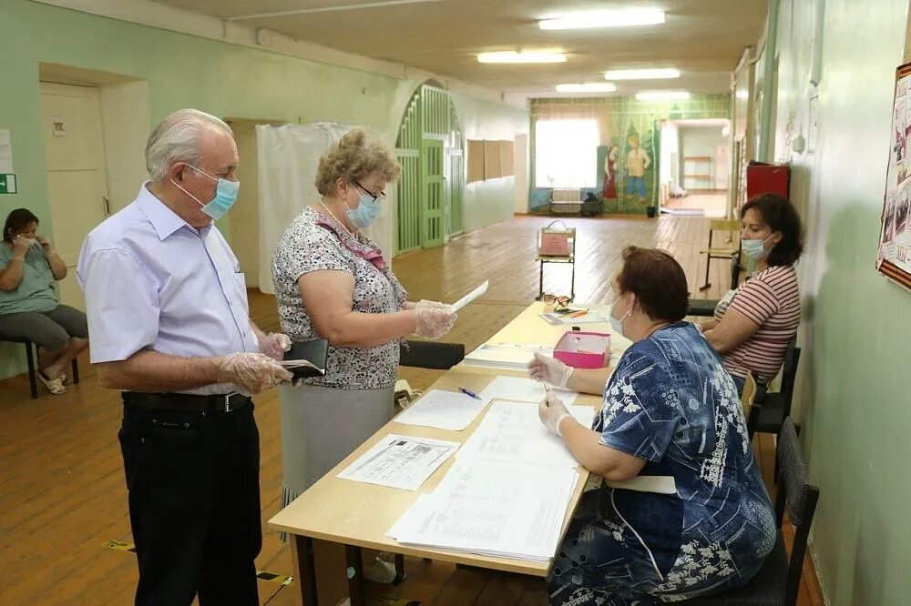 Памятник учителю в торопце (тверская область). Торопец. Торопец рынок. Детский врач город торопец. Торопец день города.