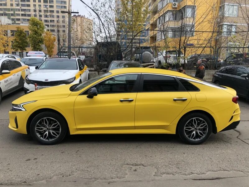 Kia k5 желтая. Kia к5 желтый. Киа к5 желтая матовая. Kia k5 Золотая. Желтая пятерка