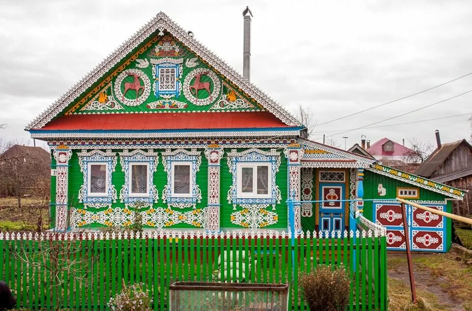 Старо-татарская слобода в казани. Татарский деревенский дом. Татарские дома в деревне. Фото татарского дома. Резной палисад и дом в деревне.