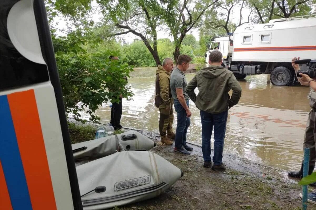 Наводнение спасатели. Во дворе. Последние новости уссурийска сегодня. Аварии в уссурийске за последние сутки. Уссурийск наводнение.