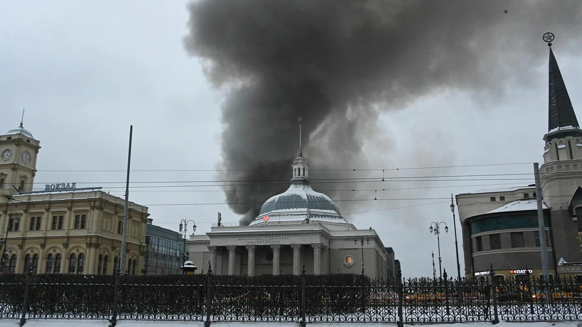 Пожар риа новости. Пожар 20 ноября 2022. Пожар в Москве 20.11.2022 на Комсомольской площади. Пожар в Москве 2022. Пожар на Комсомольской площади в Москве.