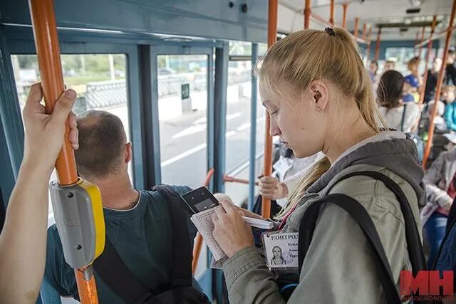 Безбилетный проезд является правонарушением. Контролер в транспорте. Контроллер Минсктранс. Минсктранс контролёр. Безбилетный проезд.