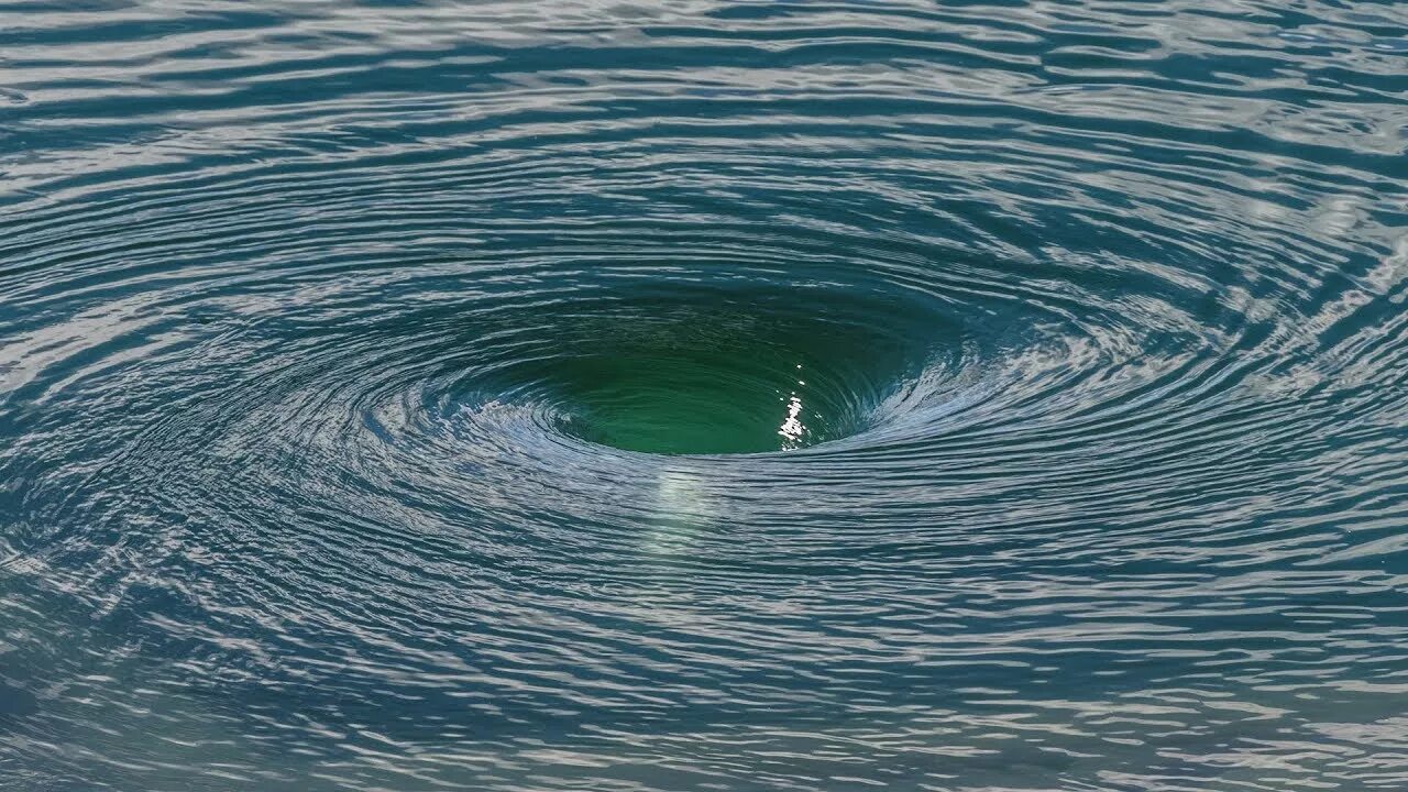 10 явлений воды. Мессинский пролив водовороты. Водоворот мальстрём, Норвегия. Водоворот Голополосов. Водоворот Геншин.