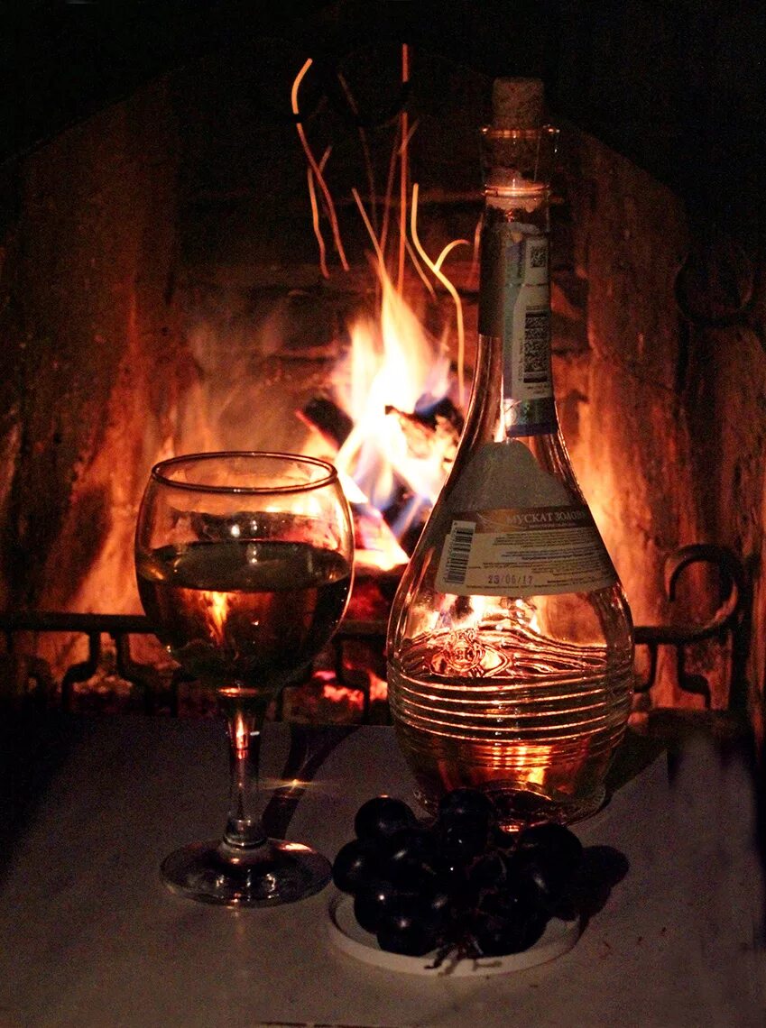 Камин вино. Камин коньяк. Вечер камин вино. Камин свечи вино. Бокал вина огонь