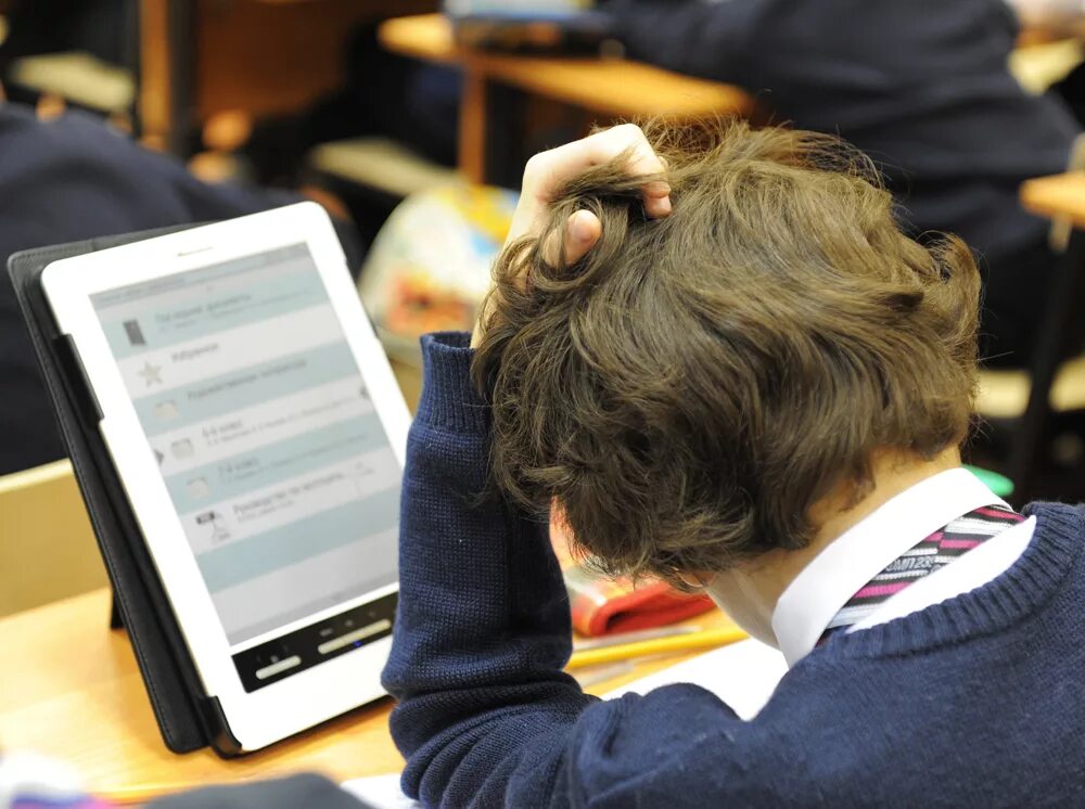 планшет для учебы. ученик с планшетом. цифровая школа учебник. у детей на уроке вместо учебников планшеты. планшет для учебы.