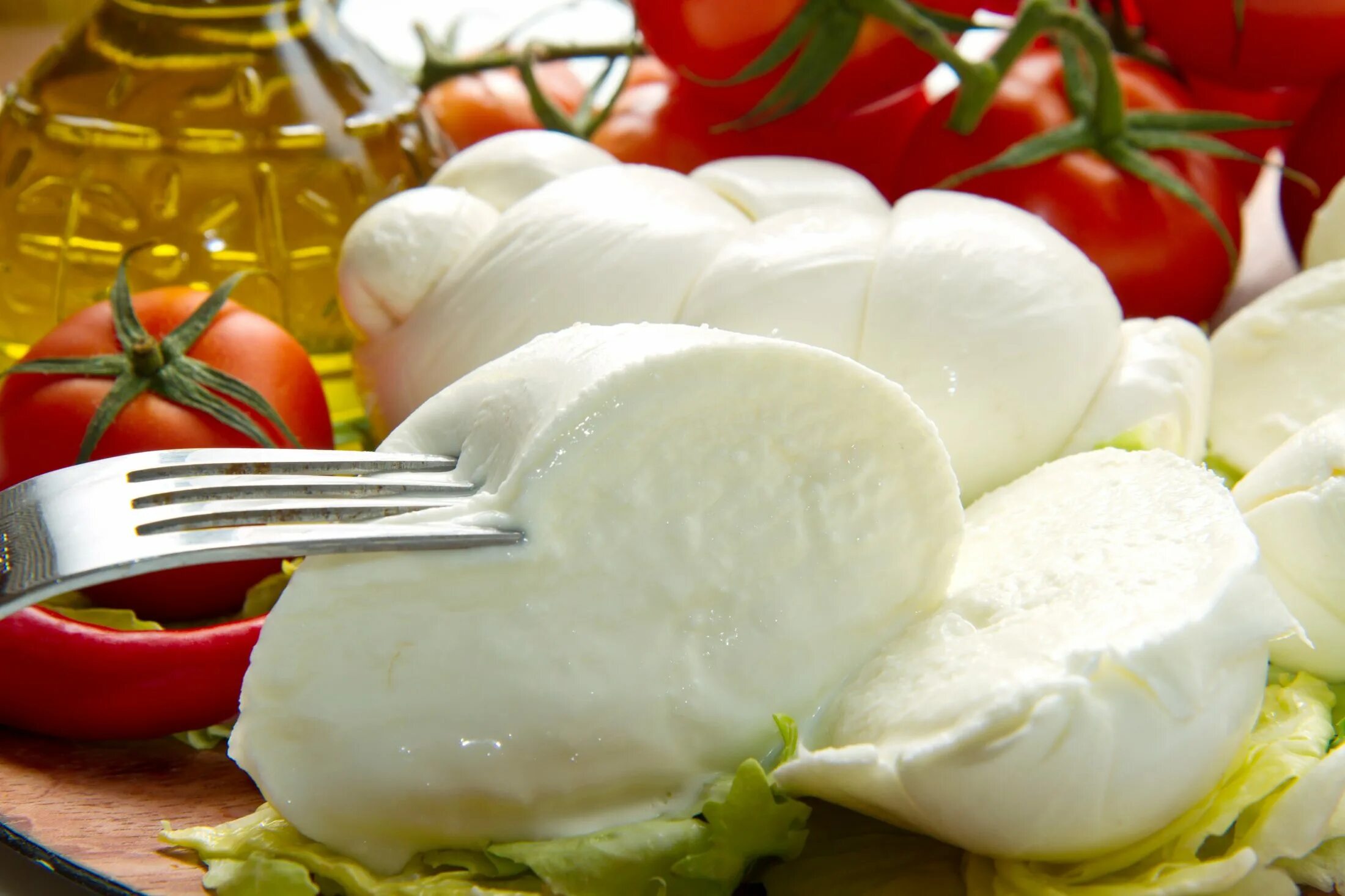 Сыр моцарелла Италия. Сыр рассольный моцарелла. Buffalo mozzarella. Моцарелла ди Буффало. Моцарелла польза и вред