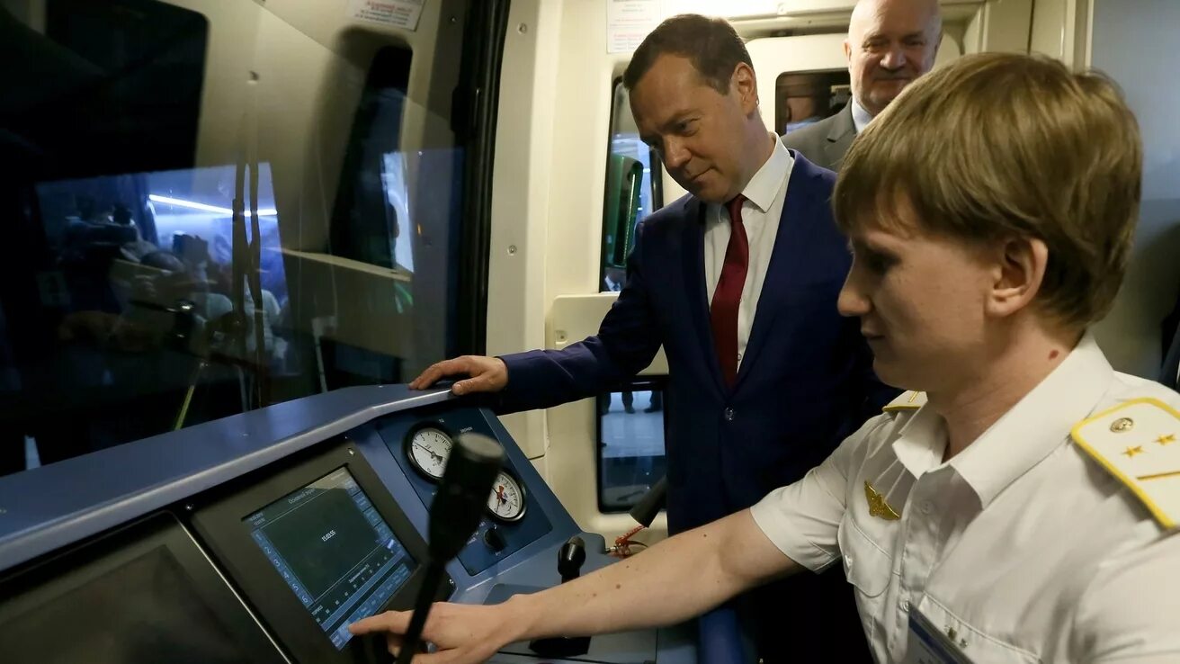 Машинист электропоезда метрополитена. Метрополитен 2020 санкт-петербург вагоны. Метро питер поезда. Метро питер платформа. Станция метро невский проспект.