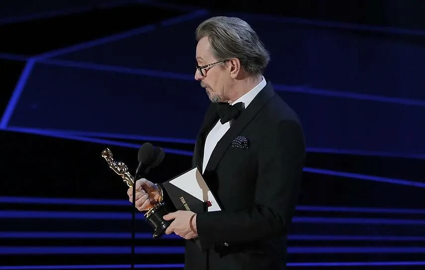 Оскар с субтитрами. Гари Олдман Оскар. Поттер на Оскаре. Gary oldman Oscar 2018.