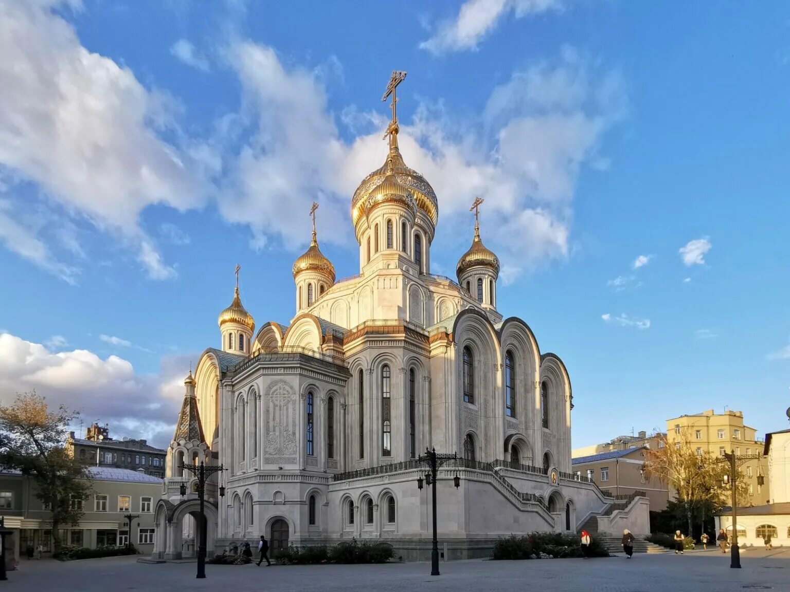 Здание русской церкви. Храм новомучеников Москва Сретенский монастырь. Храм новомучеников и исповедников церкви русской на Лубянке. Храм Воскресения Христова Сретенский монастырь.