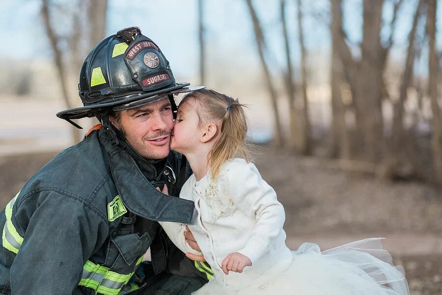 Папа и дочки амонг. Папа пожарный. Для детей. Пожарные. Пожарный с ребенком на руках. Пожарник для детей.
