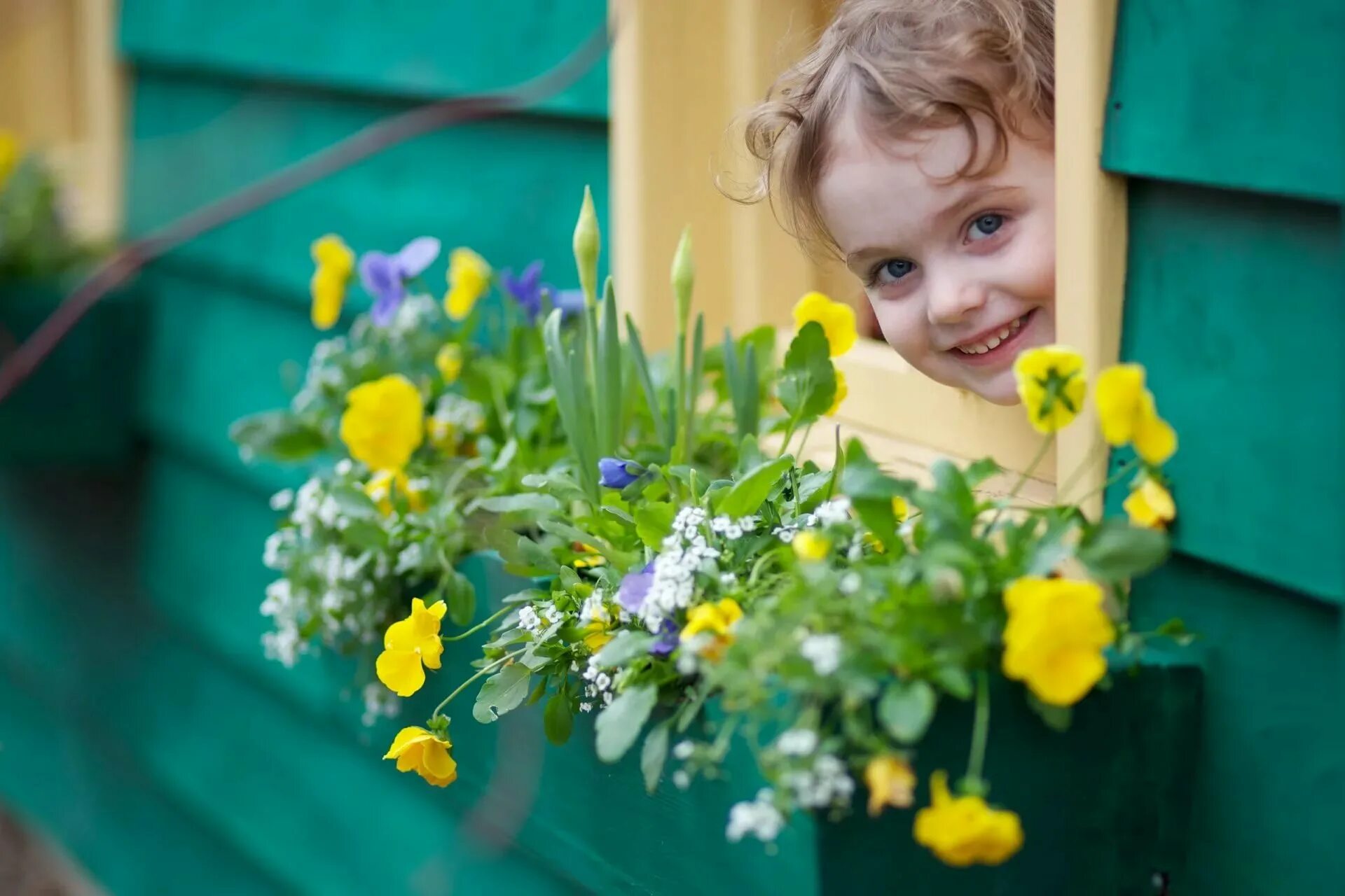 Дети с цветами. Весенняя радость.