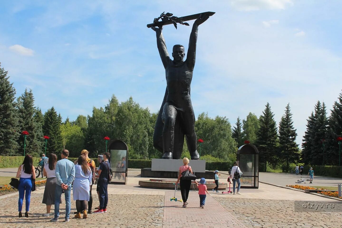 Парк победы омск памятники. Парк победы омск. Парк победы летия омска. Парк имени 30-летия победы омск. Парк победы омск.