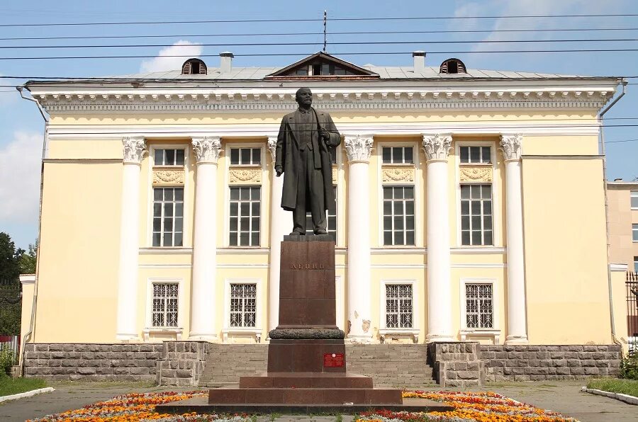 Библиотеки удмуртской республики. Библиотека Ленина Ижевск. Национальная библиотека Удмуртской Республики Ижевск. Библиотека Ленина Ижевск реконструкция. Здание библиотеки Ленина Ижевск.