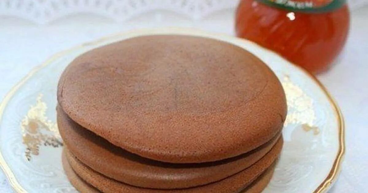 Оладушки с шоколадом. Чоко панкейки. Тесто для панкейков. Панкейки с какао. Шоколадные панкейки с бананом.