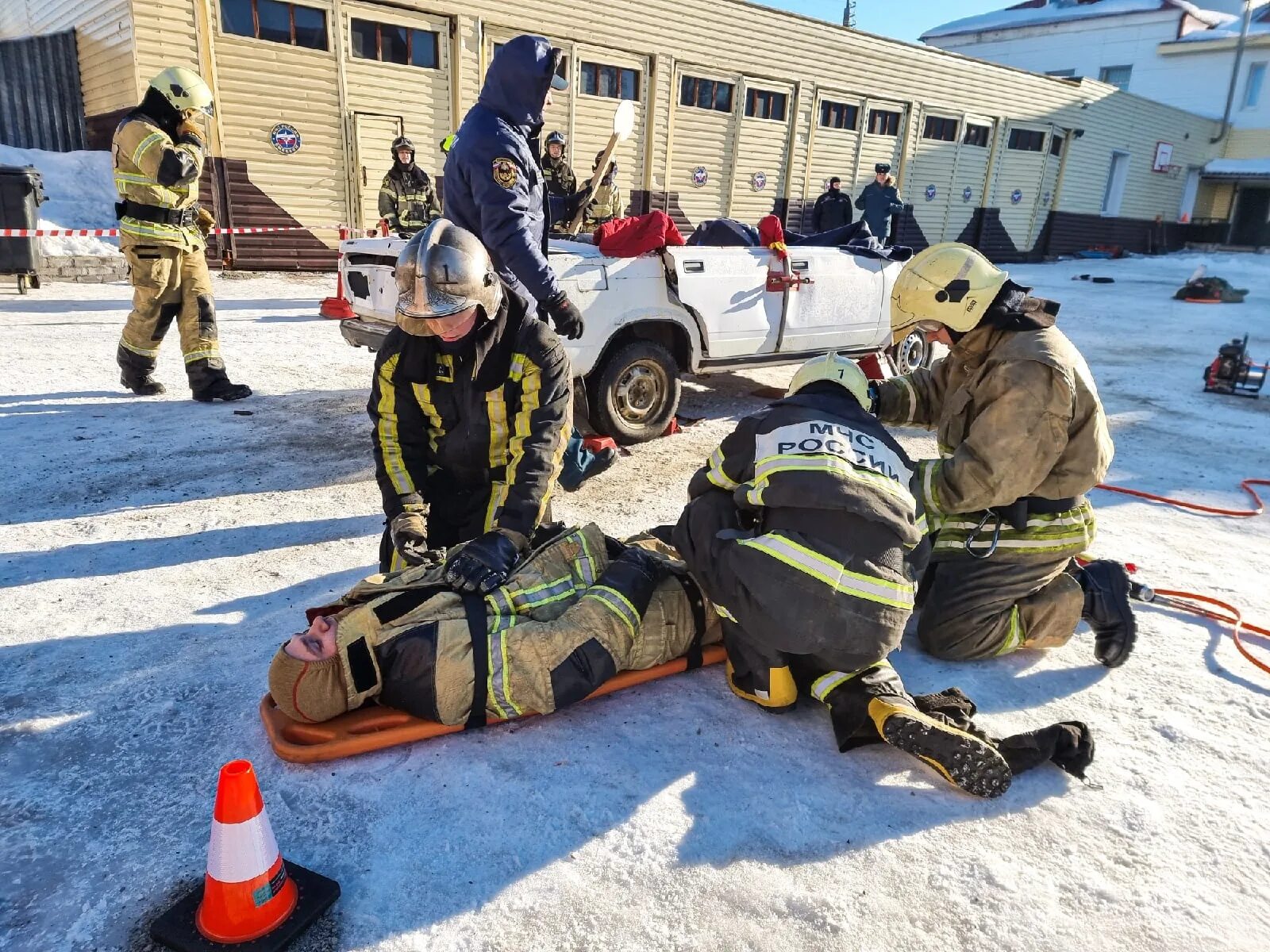 Спасатель х. Спасатель х. Спасатели мчс россии. Мчс спасение. Спасатели мчс россии.