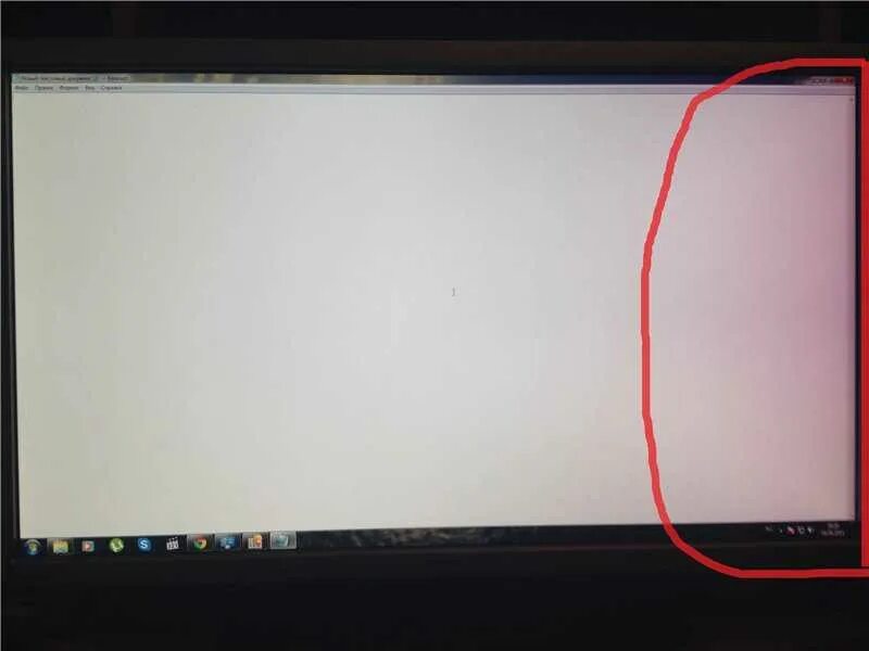 Полосы по краям экрана. Черное пятно сбоку на матрице ноутбука Acer. Полосы на матрице ноутбука. Полосы по краям монитора. Черный экран с полосками.