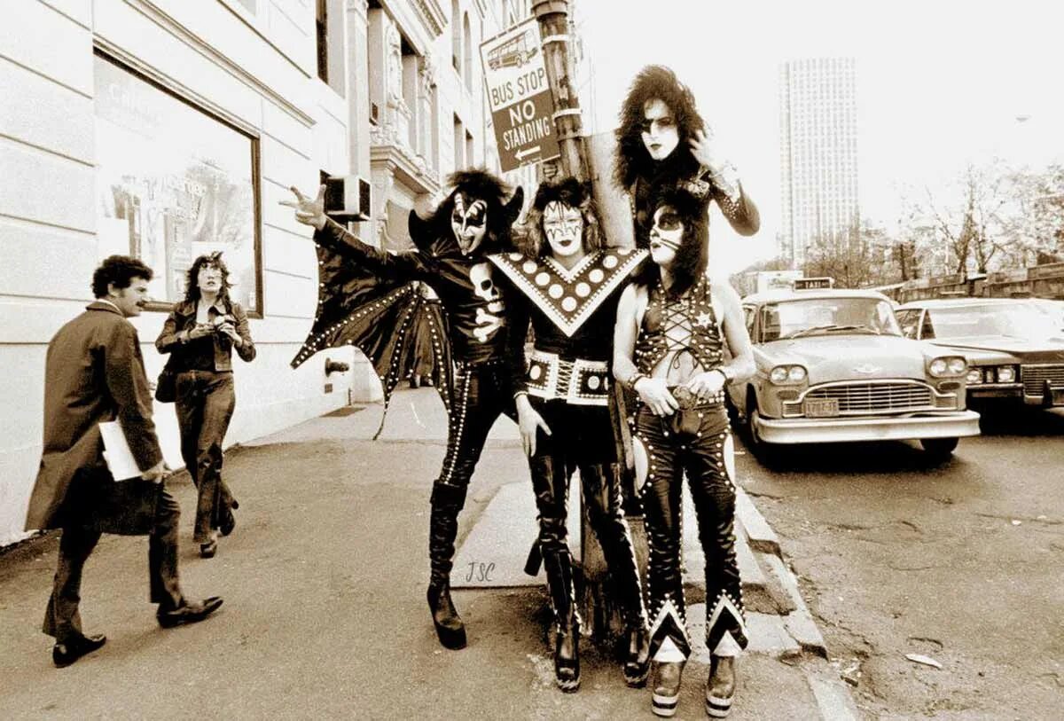 Kills alive. Kiss Band 1974. Нью Йорк группа Кисс. Группа Кисс на улице. Kiss Kiss 1974.