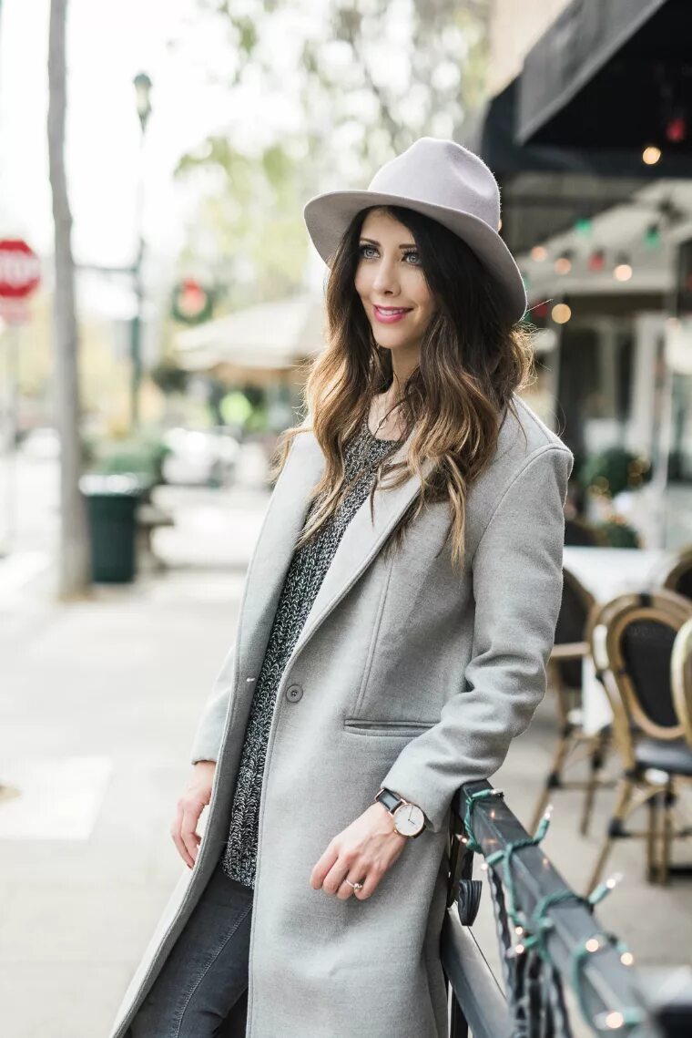 Девушка в пальто и шляпе. Шапка бини стрит стайл 2021. Street style черный тренч. Пальто и перчатки шляпа. Серое пальто и шляпа.
