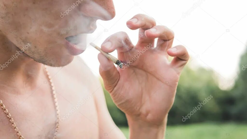 Они способны нанести. Муж курит марихуану. Давай курить. Как выглядит человек курящий траву. Мем передозировка травкой.