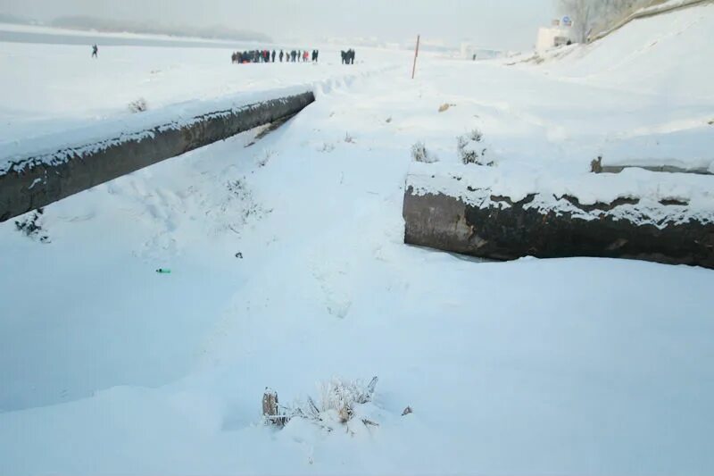 Лед на речке. Полынья. Великая сибирская полынья. Зимняя река полынья. Река иртыш полынья.