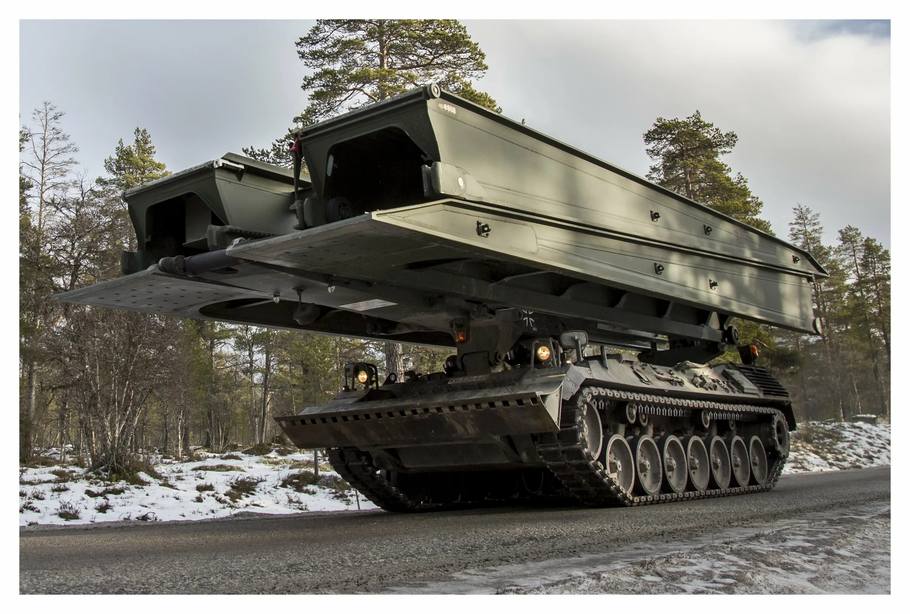 штурмовой мостоукладчик m1110. самоходное гусеничное шасси 830м мостоукладчик. мостоукладчик biber германия танковый. танковые мостоукладчики biber. танковый мостоукладчик leguan.