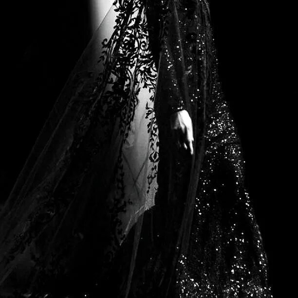 Платья в черном белом цвете. Темная Эстетика. Эстетика королевы. Черное траурное платье. Черная Королева Эстетика.