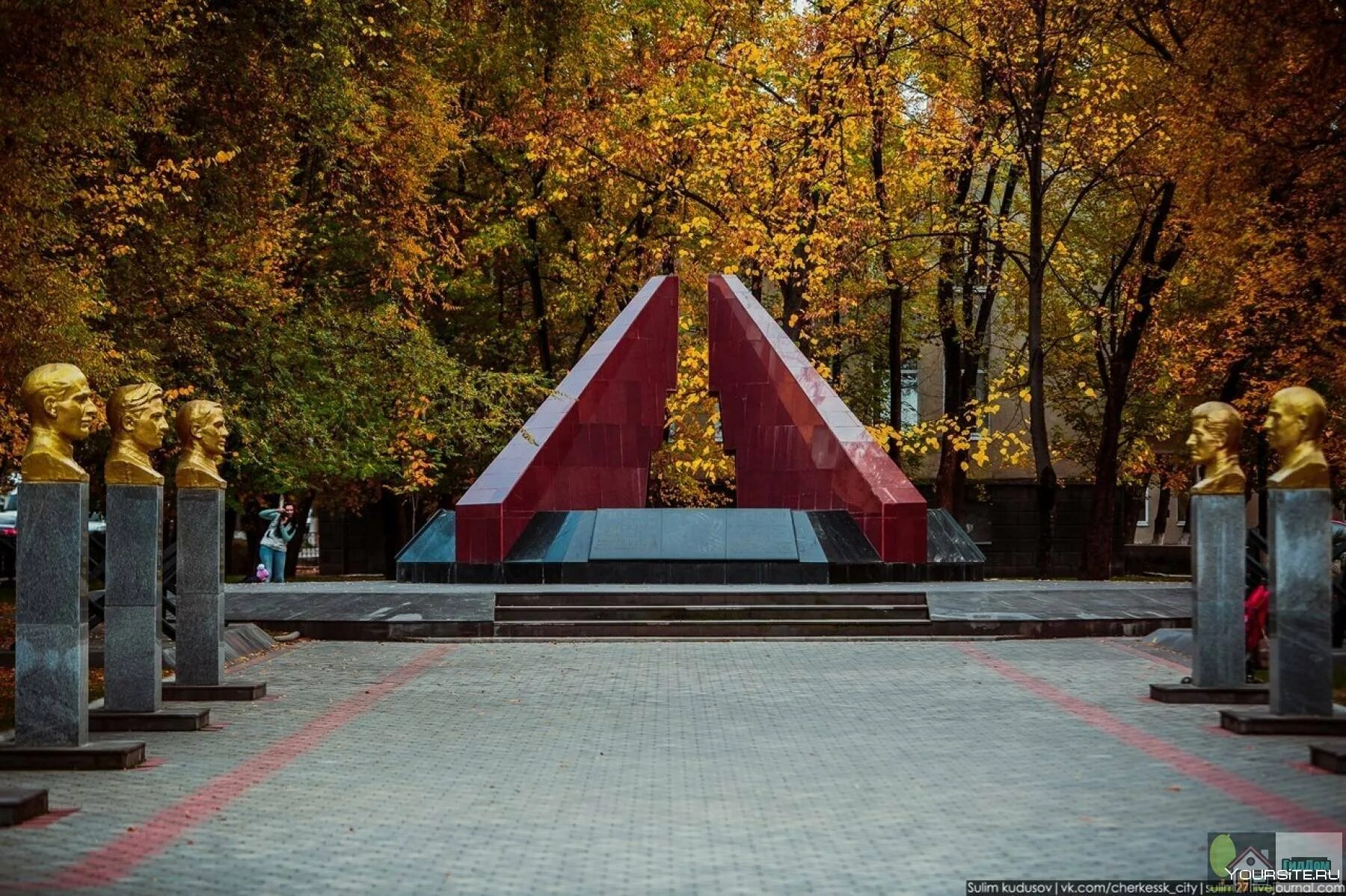 Черкесский парк. Парк Победы Черкесск. Вечный огонь город Черкесск. Аллея славы Черкесск. Парк Победы Черкесск мемориал.