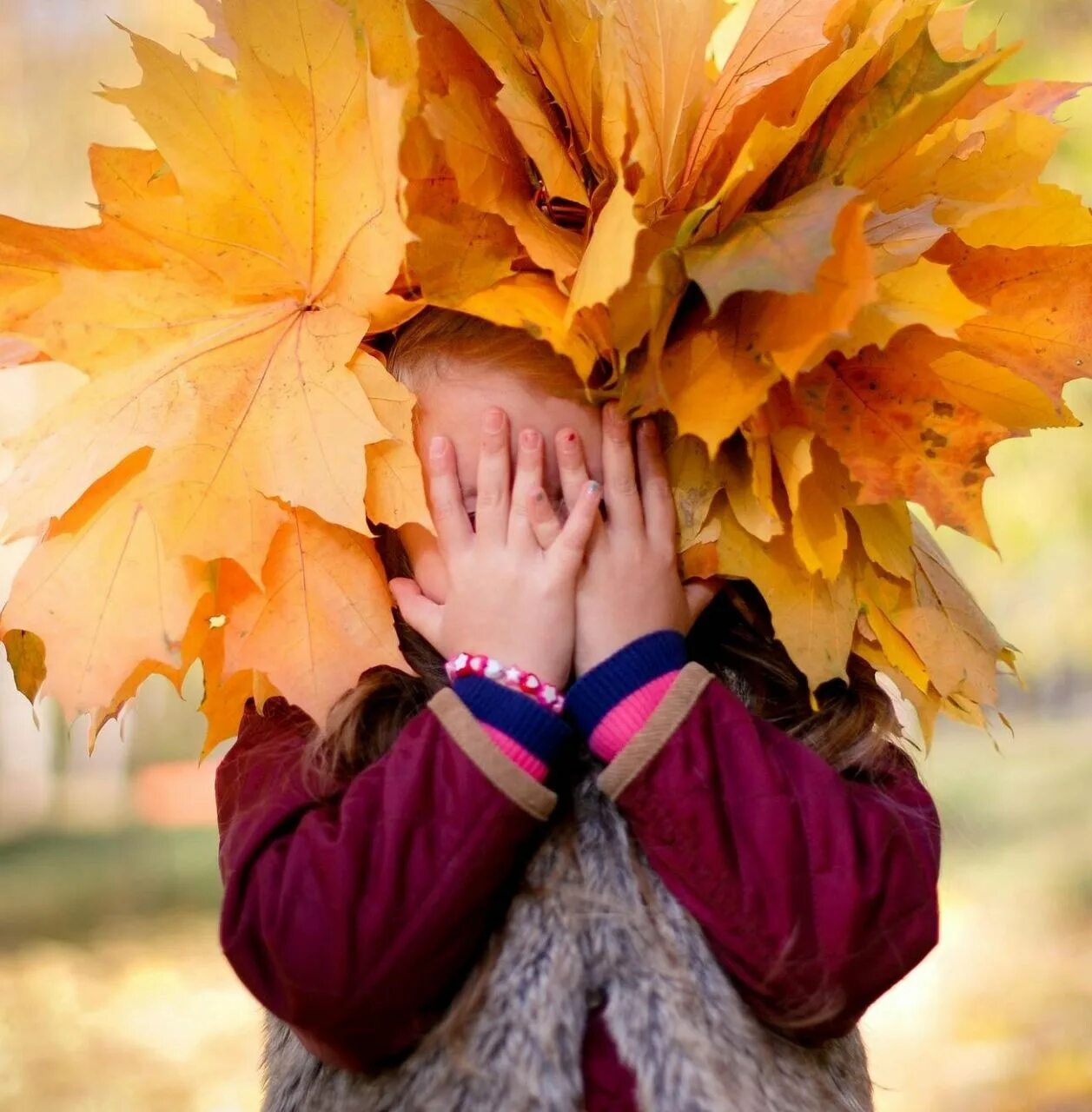 Девочка в листве. Девушка с осенними листьями. Девушка с осенними листьями. Кленовый лист в руке. Девочка с осенними листьями.