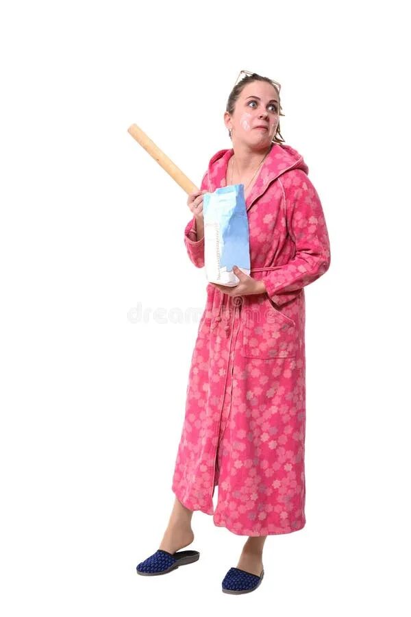 Домохозяйка в халате. Уставшая женщина в халате. Женщина в халате дома домохозяйка. Мама в халате на кухне