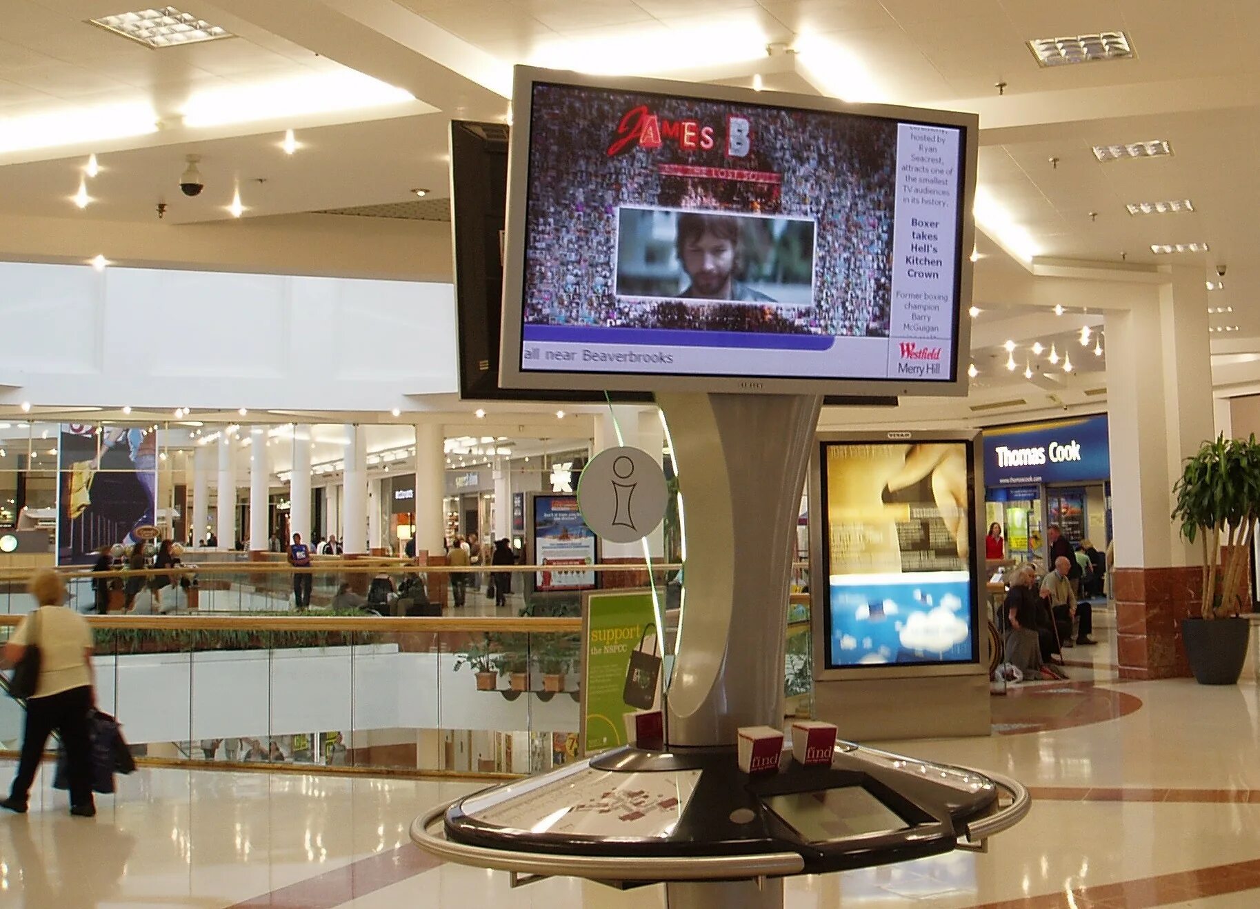 Экран в торговом центре. Рекламные мониторы для торговых центров. Рекламные экраны в торговых центрах. Рекламные экраны в ТРЦ.