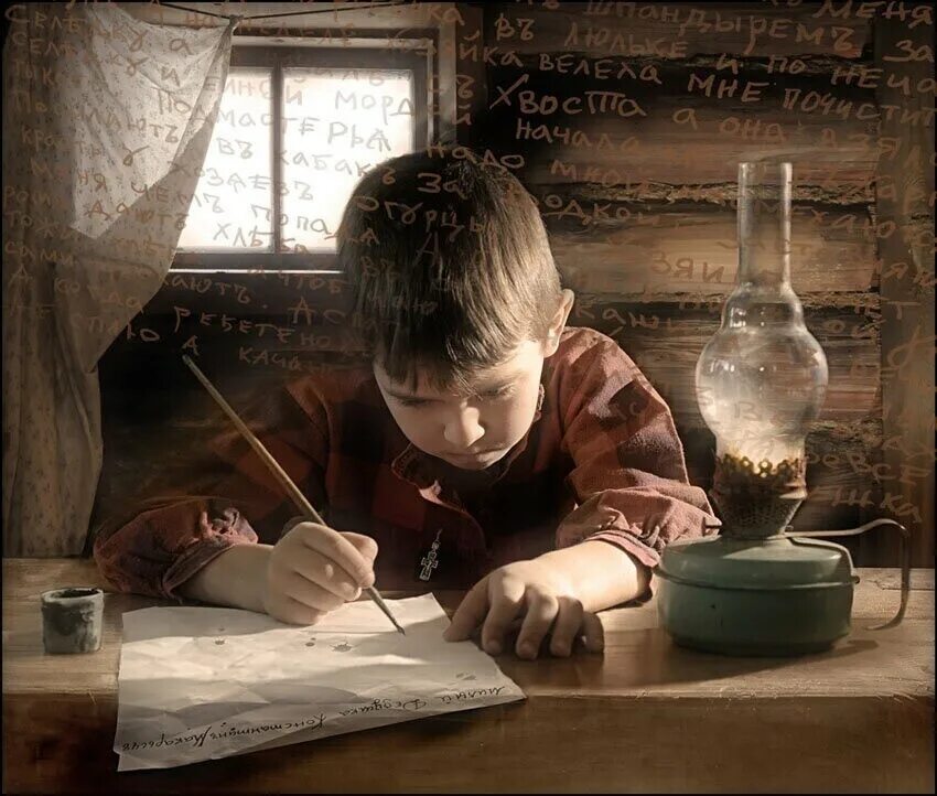 Каллиграфия для детей. Школьник читает письмо. Ребенок пишет. Увлеченный ребенок. Школьник читает письмо.
