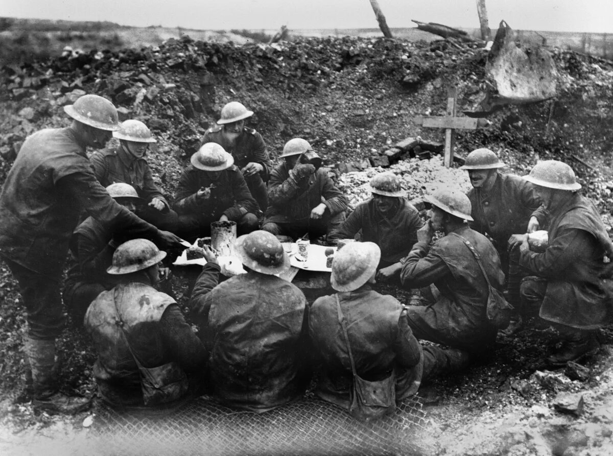 Во время первой мировой войны. Солдаты в окопе 1914.