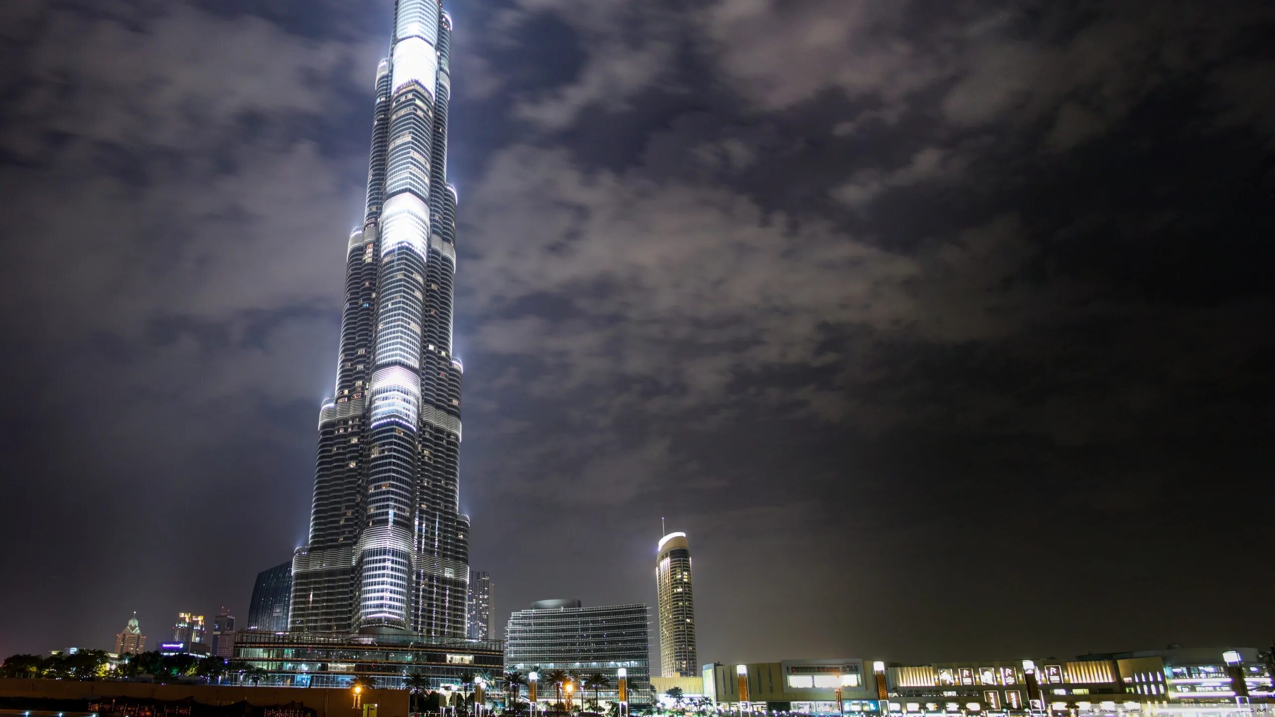 Бурдж халифа молния. Башня Бурдж Халифа. Башня в ОАЭ Бурдж Халифа. Башня БУШХАЛИФА В Дубае. Башня Буш Буш Халиф.