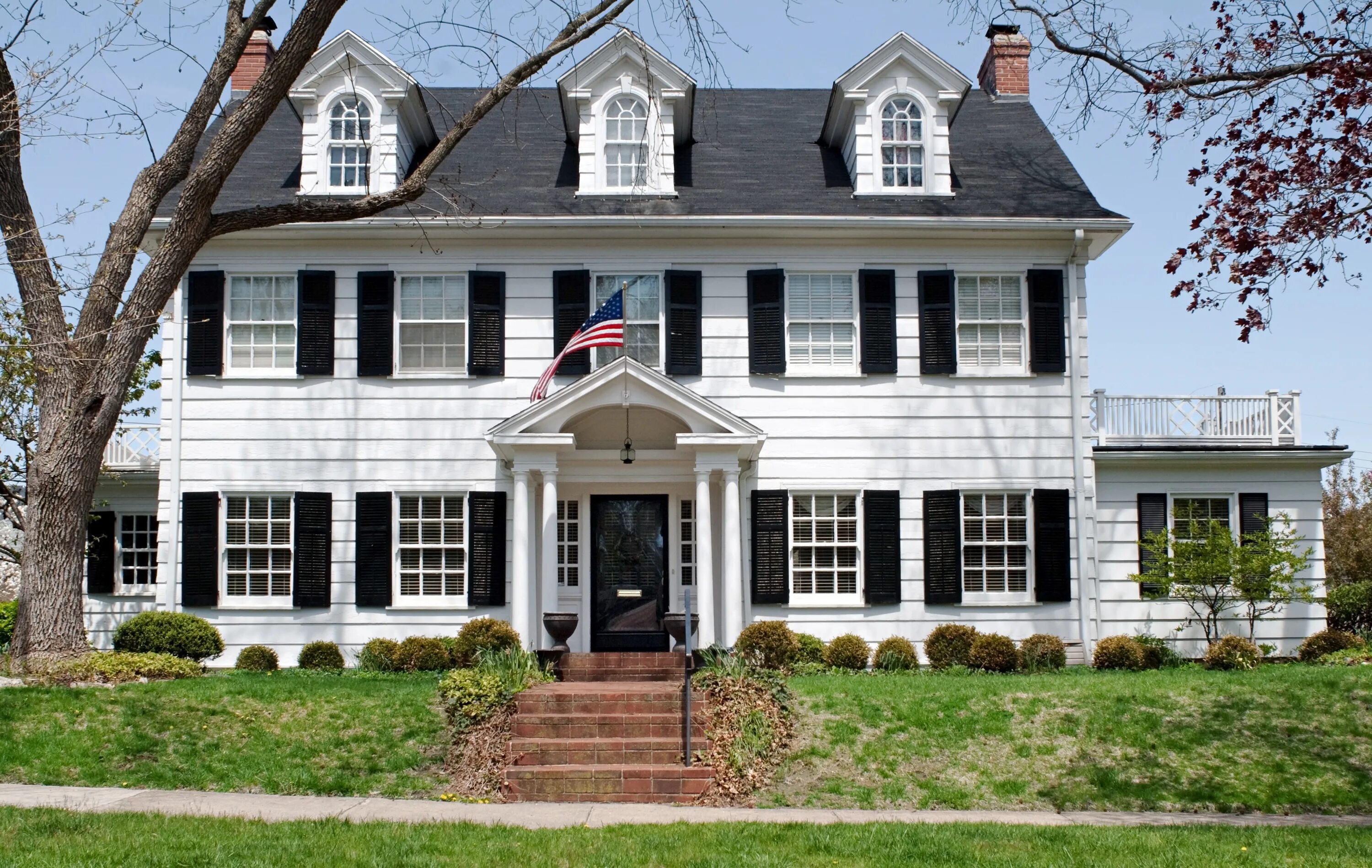 Дом в колониальном стиле США. Дом в георгианском стиле в Америке 1861-1865. Георгианский колониальный стиль в архитектуре США. Дом в георгианском стиле в Канаде.