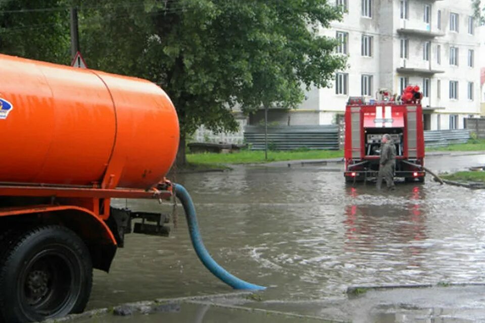 Откачка стоков. Водооткачивающая машина Краснодар. Откачка сточных вод. Откачка канализационных стоков. Машина для откачки воды.