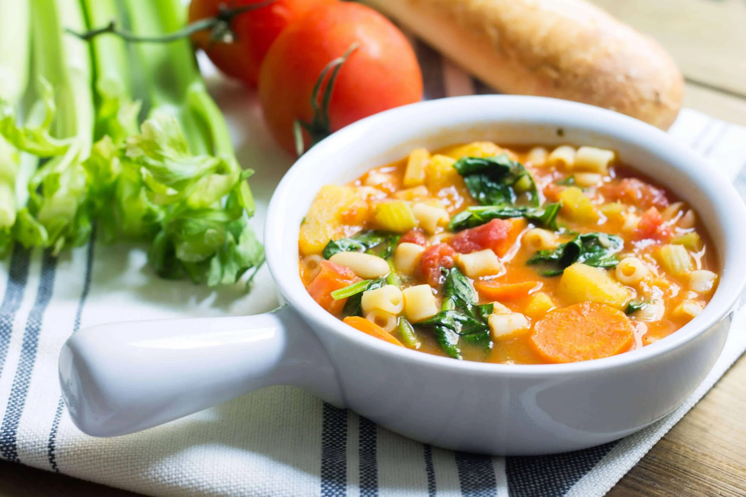 Суп капуста картошка морковь. Минестроне итальянский. Минестроне овощной. Овощной суп минестроне. Минестроне (Minestrone) – овощной суп.