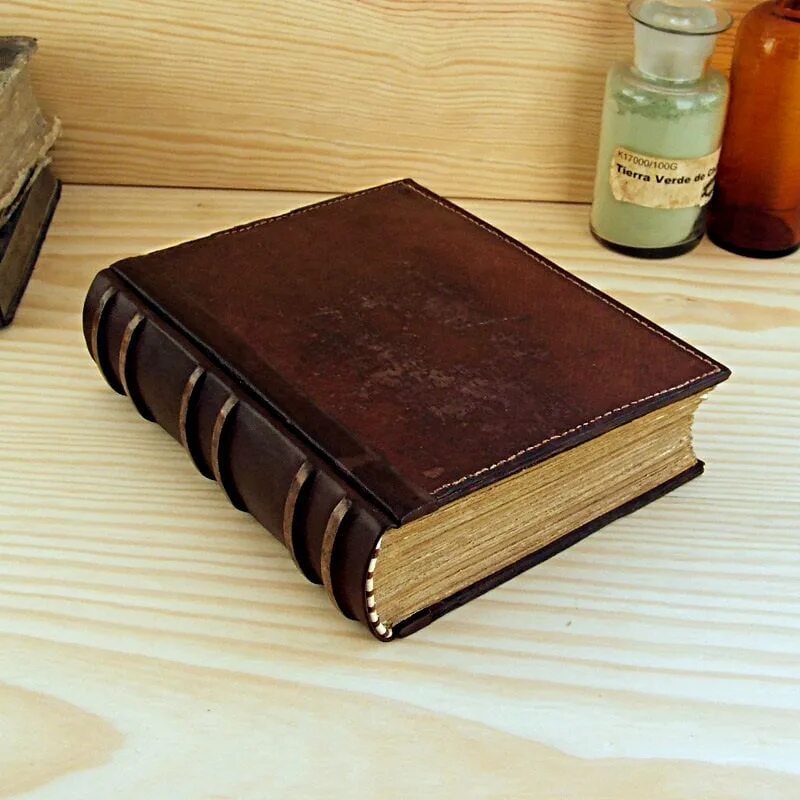 Книга бурый. Коричневая книга. обложка книги коричневая. книга в коричневом переплете. старая коричневая книга.