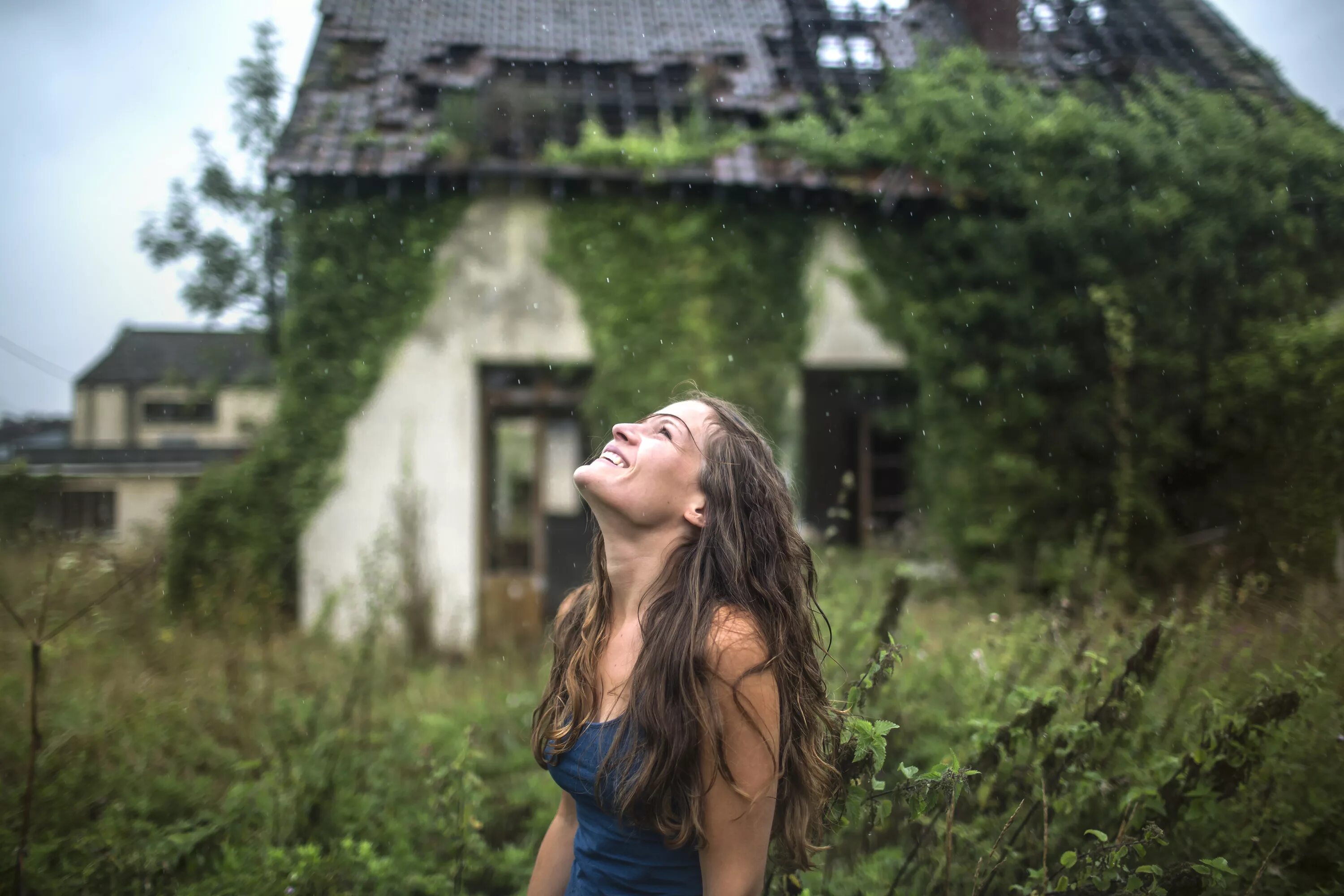 Village women. Девушки в деревне. Счастливая девушка. Девушка рядом с домом. Фотосессия возле домика.