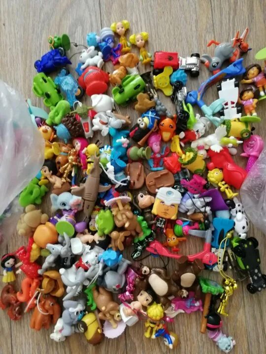 Разные игрушки. Много киндеров сюрпризов. Много игрушечных машин. Где много премного премного игрушек. Где много премного премного игрушек.