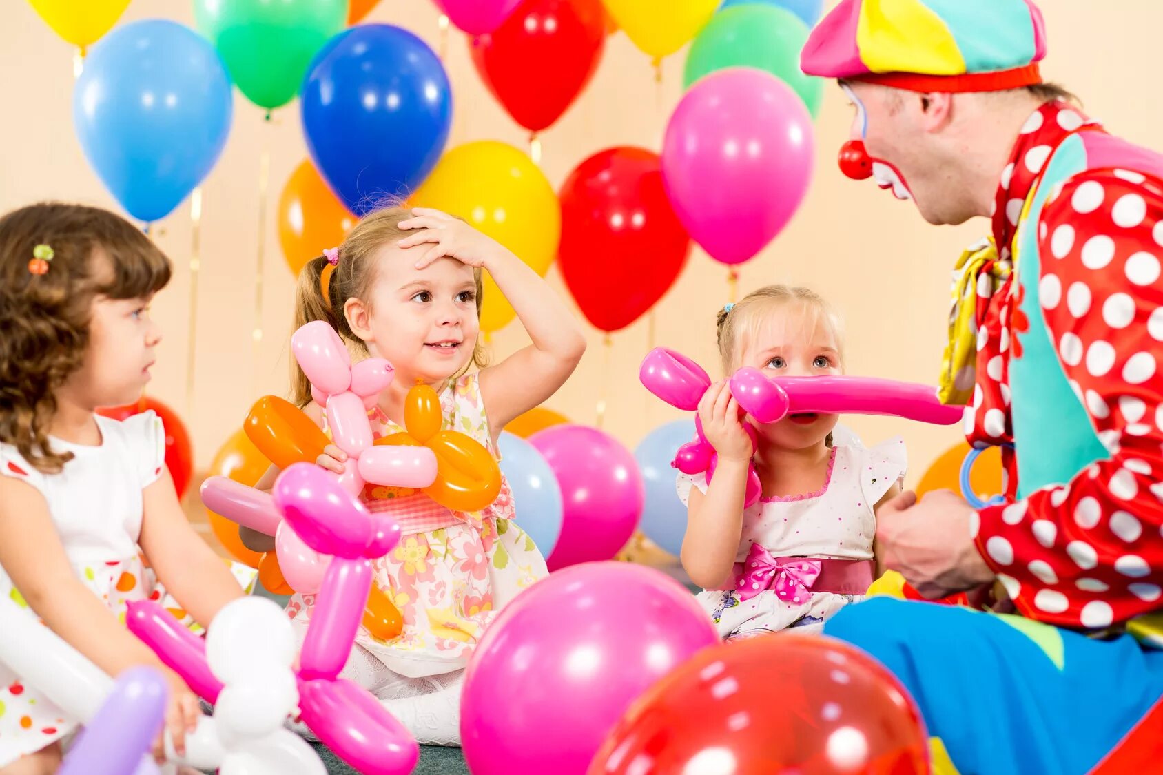 Детский праздник. Дети с воздушными шариками. Дети праздник. Аниматоры на детский праздник.