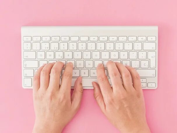 Typing topic. Руки на клавиатуре. Руки печатают на клавиатуре. Женские руки на клавиатуре. Клавиатура компьютера с руками.