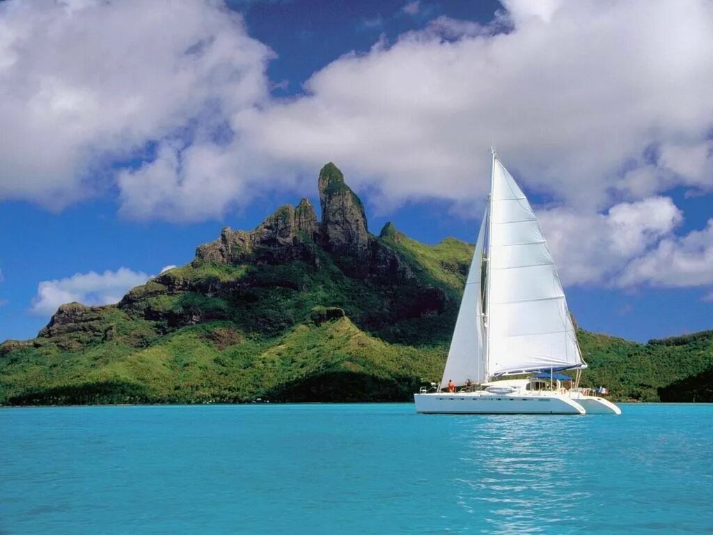 Фото яхты на море Explore the World: Monohull or Catamaran