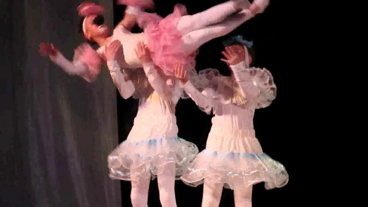 Танец маленьких лебедей ремикс. Лебединое озеро. Академия русского балета танец маленьких лебедей. Танец маленьких лебедей ремикс. Четыре лебедя балет.