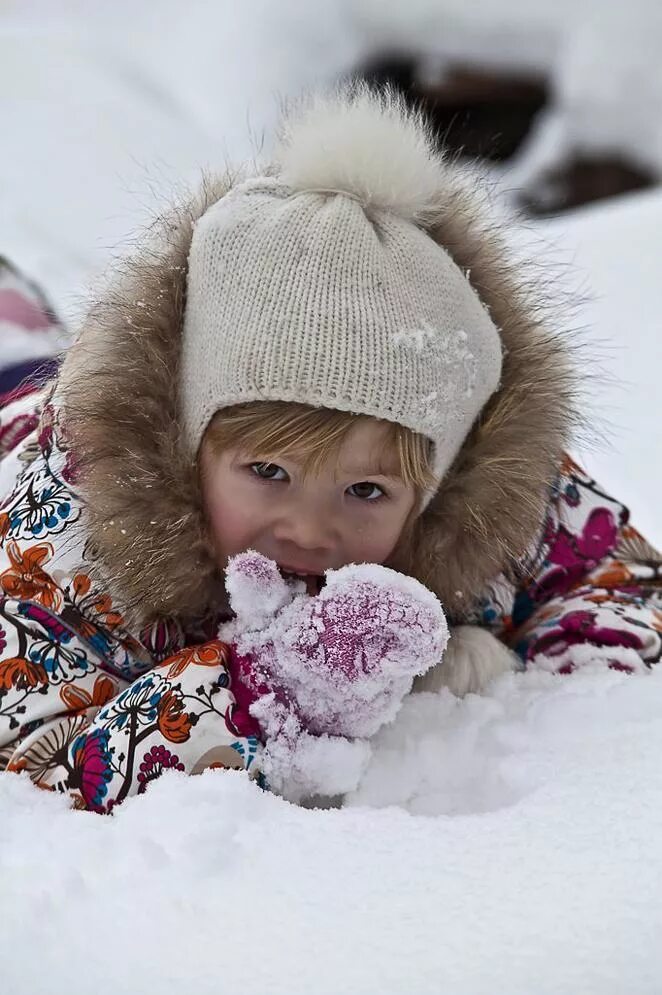 Дети зимой. Дети в снегу. Кушать снег. Сон ребенка.