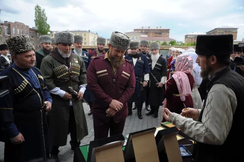 Погода на 10 дней в чеченской республике. День чеченского языка. 25 Апреля день чеченского языка. День чеченского языка классный час. День чеченского языка чеченка.