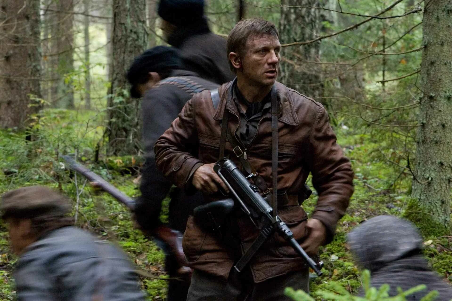 Хф вызов. Вызов фильм 2008. дэниел крейг партизан. партизан фильм 2008. defiance 2009 daniel craig.